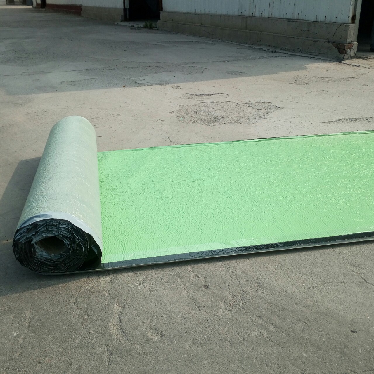 自粘強力交叉膜防水卷材 優(yōu)質(zhì)防水材料廠家的核心選擇