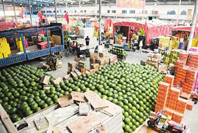太原河西農副產品批發市場水果交易區繁忙景象